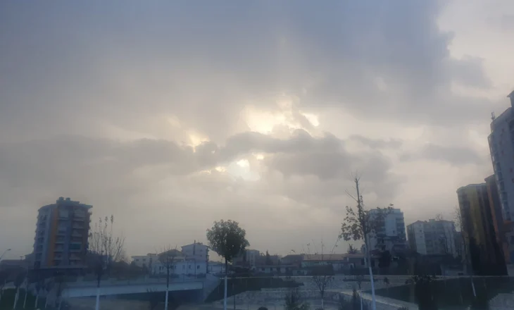 Mos harroni çadrat me vete sot/ Mot i paqëndrueshëm, reshje shiu në disa zona