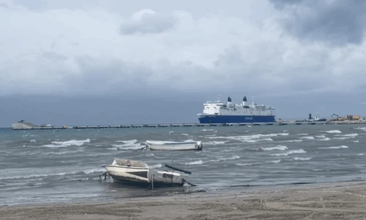 Moti i keq, Kapiteneria e Vlorës pezullon lundrimin e mjeteve të vogla