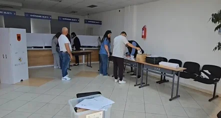Mungojnë komisionerët, nuk nis procesi i votimit në disa qendra në Ersekë