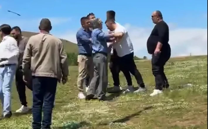 Mziu nxjerr videon:PS në terren me administratën, shpërndan para në këmbim të votës!