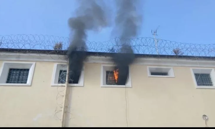 “Na lënë dhe pa ujë, ushqim e ilaçe!”/ Të dënuarit i vënë zjarrin Burgut të Korfuzit, mes tyre edhe shqiptarë! Shkak kushtet çnjerëzore dhe torturat