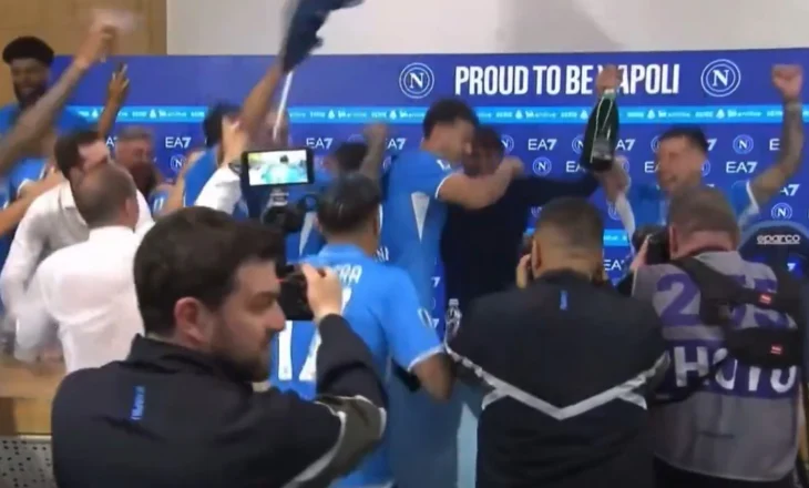 Napoli shpallet kampion i Serie A, futbollistët ndërpresin konferencën e trajnerit Conte (Video)
