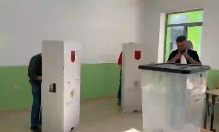 Ndodh edhe kështu! Në Fushë Krujë, qytetari kërkon të votojë edhe për gruan e tij
