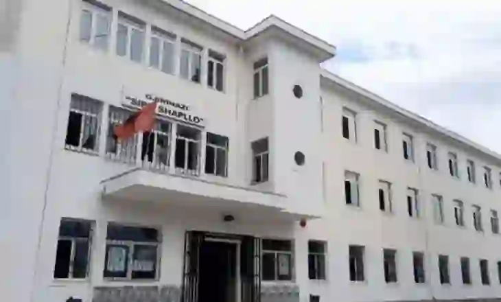 Ndosh në Gjirokastër! Nxënësi hidhet nga dritarja e klasës për një bast 10 mijë lekë
