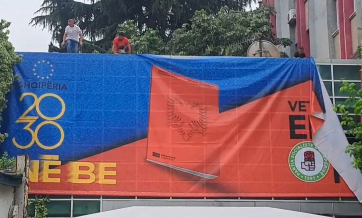 Në prag të mbylljes së fushatës, godina e PS ‘mbulohet’ nga posteri gjigant
