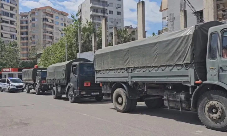 Nën masa të rrepta sigurie, materialet zgjedhore mbërrijnë në Elbasan