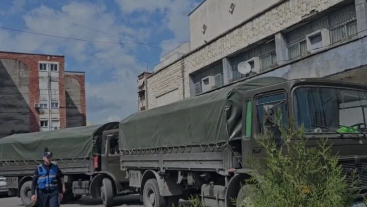 Nën masa të rrepta sigurie, mbërrijnë edhe në Elbasan materialet zgjedhore