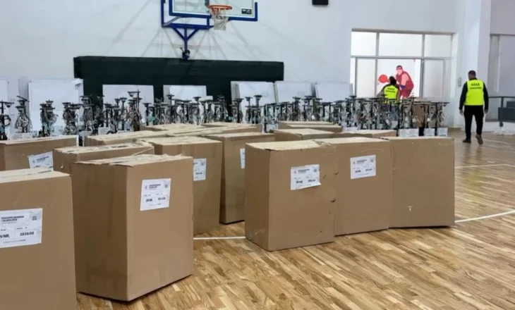 Nën masa të rrepta sigurie, mbërrijnë në qarkun e Korçës materialet zgjedhore për 11 majin
