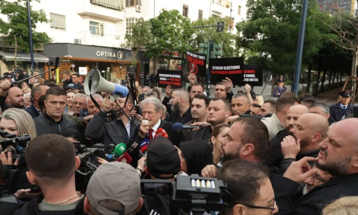 Nga Brukseli, Berisha mbërrin në protestë: Zgjedhjet e 11 Majit njihen si farsë