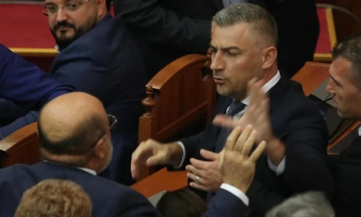 Nga grushti i kolegut deputet te zjarri i karrigeve në Kuvend, rastet kur Bledjon Nallbati shfaqet dhunues përsëritës