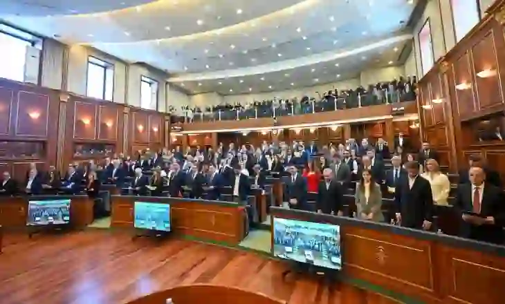 Ngërçi në Kuvend, partitë nuk lëvizin nga pozicionet, si opsion shihet ndërhyrja e ndërkombëtarëve