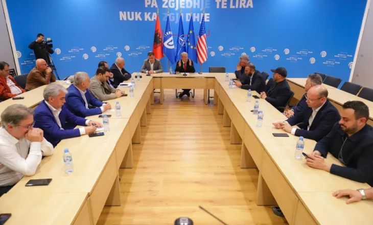 “Ngjan me Toto Rinan”/ Revoltohet Berisha: Edi Rama na ka poshtëruar, sot shpalli opozitë të vetme Lindën