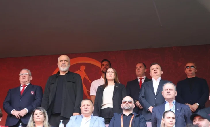 Ngre siparin Euro U-17, kryeministri Rama i pranishëm në ndeshjen hapëse