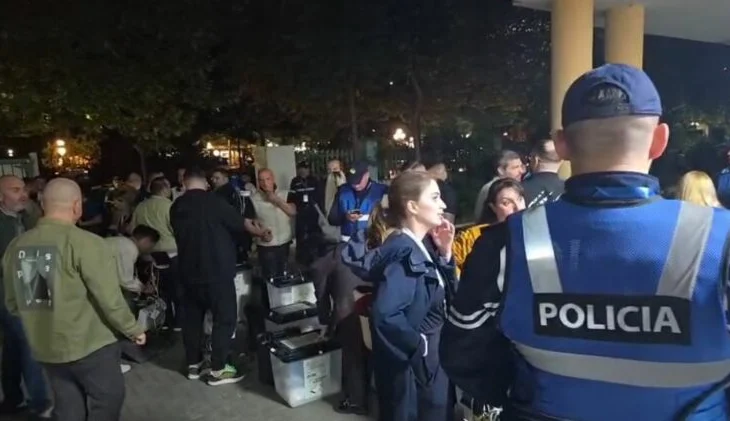 Nis dorëzimi i kutive të votimit për njësinë nr.5 te shkolla “Vasil Shanto” në Tiranë