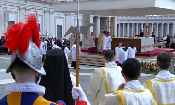 Nis kurorëzimi i Papa Leo XIV në Bazilikën e Shën Pjetrit, 250 mijë besimtarë dhe personalitete të rëndësishëm marrin pjesë në ceremoni