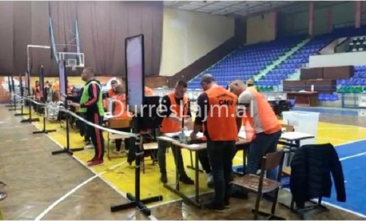 Nis përgatitja për vendnumërimin e votave në KZAZ pranë pallatit të Sportit në Durrës