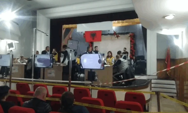 Nis procesi i numërimit të votave në Tepelenë (VIDEO)