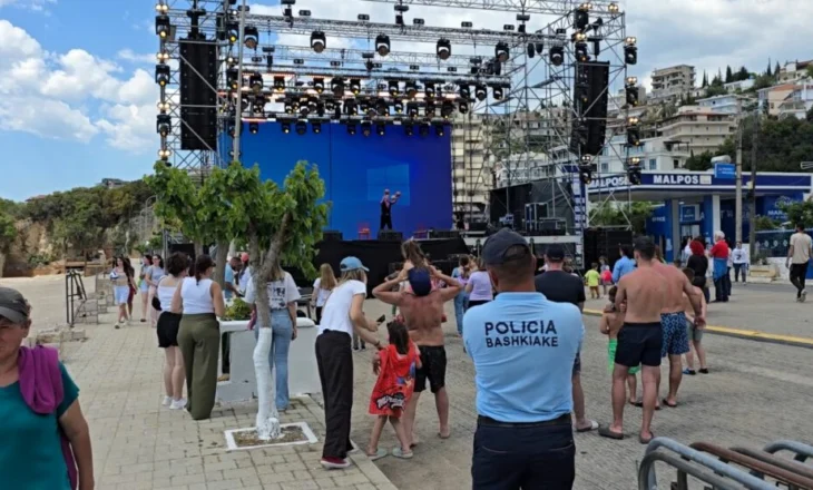 Nis zyrtarisht sezonin, Himara “pushtohet” nga turistët