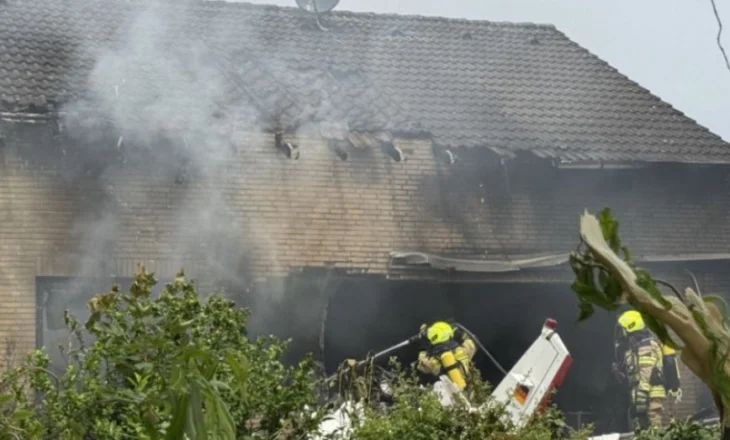 Një avion i vogël rrëzohet në një banesë në Gjermani