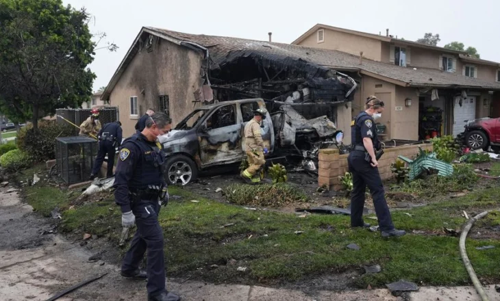 Një avion rrëzohet mbi disa shtëpi në San Diego, raportohet për disa viktima