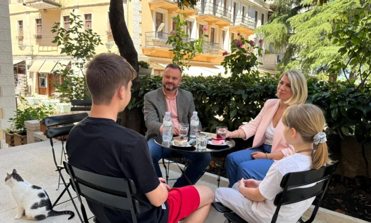 Një ditë para votimit, Piro Dhima shfaqet me familjen: Më kanë mbështetur prej ditës së parë!