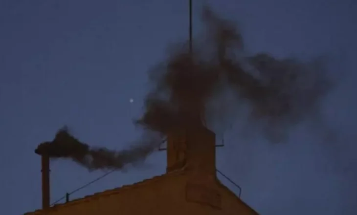 Një ditë pas tymit të zi, kardinalët mblidhen sërish për të zgjedhur Papën e ri! Sot priten 4 votime