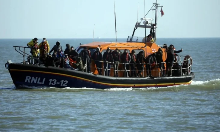 Një emigrant humb jetën në Kanalin Anglez, mbi 60 persona shpëtohen