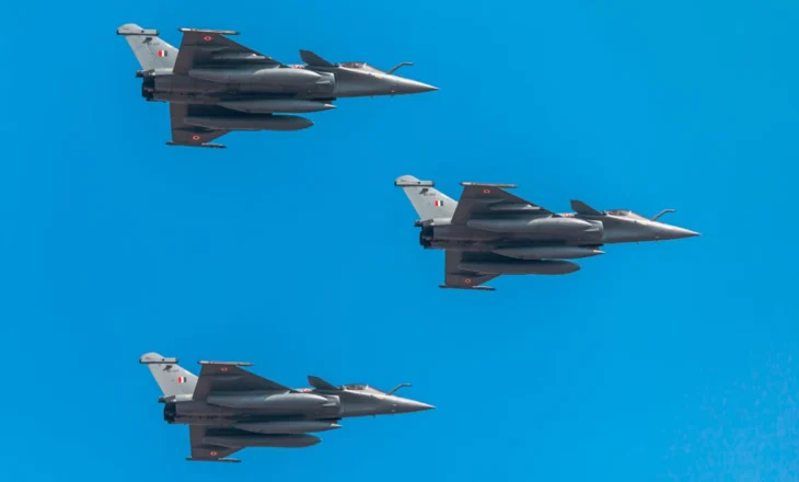 Një hap tjetër drejt luftës nga India dhe Pakistani, dy vendet shkëmbejnë sulme me raketa në bazat ushtarake