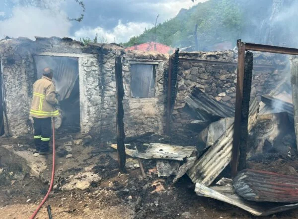 Një kasolle përfshihet nga flakët në Pukë, digjen kafshë dhe dëmtohet plotësisht pjesa e kuzhinës