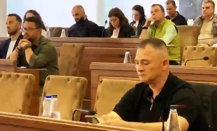 Një këshilltar largohet nga PSD-ja e Tom Doshit dhe i bashkohet PS-së