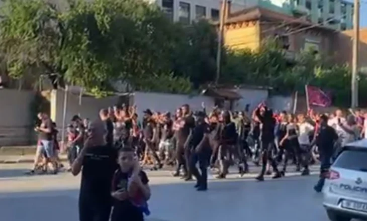 Një orë para finales, tifozët e Vllaznisë “pushtojnë” kryeqytetin (video)