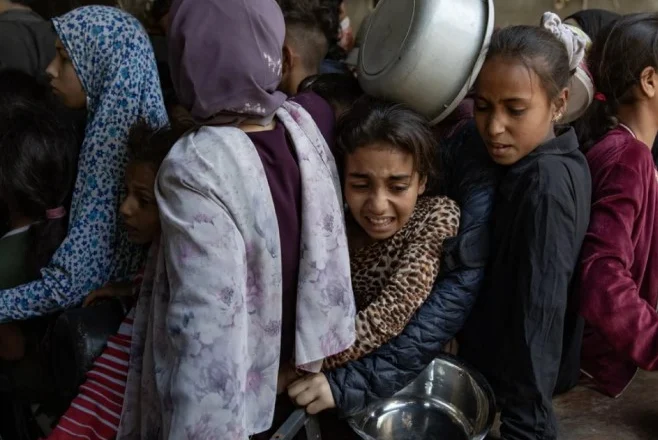 “Një pikë uji në oqean në bazë të nevojave”/OKB nis shpërndarjen e ndihmave në Gaza