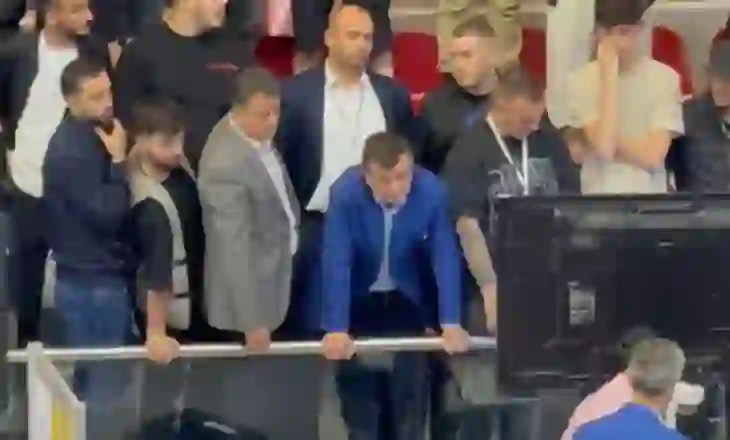 “Një stilolaps, një palosje…”/ Noka dhe Balla, ironi teksa ndjekin nga afër numërimin e votave të Greqisë: O Flamur, vetëm sherr do