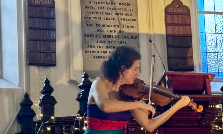 Një violinë, një harpë e një shpirt që rrëfen, Alda Dizdari në skenën e Londrës