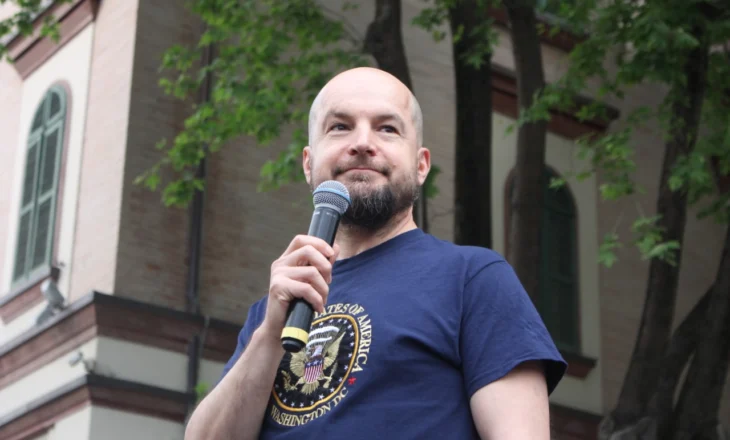 “Noc Rroku” apo “Ju hamë të gjallë”? Alfred Lela merr në mbrojtje Alizotin: Jeni të familjes së karnivorëve, por ai është aristokrat