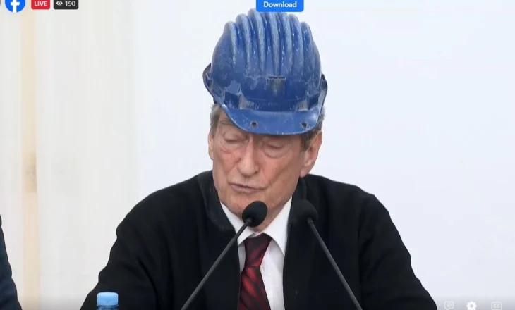 Nuk është Photoshop! Berisha mban fjalim në Bulqizë me helmetë minatorësh në kokë!