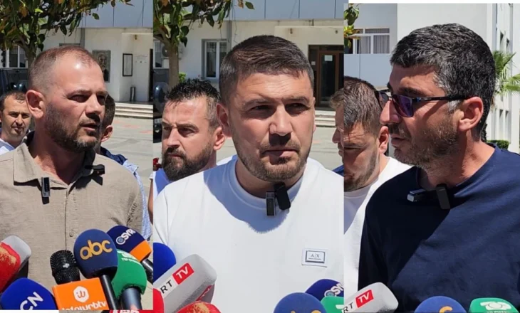 “Nuk ka asnjë lëvizje nga shteti”/ Prindërit e fëmijëve të prekur me salmonelë, protestë para bashkisë Gramsh: Të hetohet rasti!