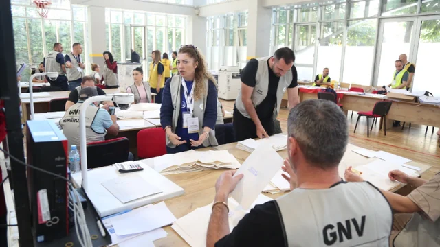 Numërohen 100 835 fletëvotimi nga jashtë, PS në avantazh
