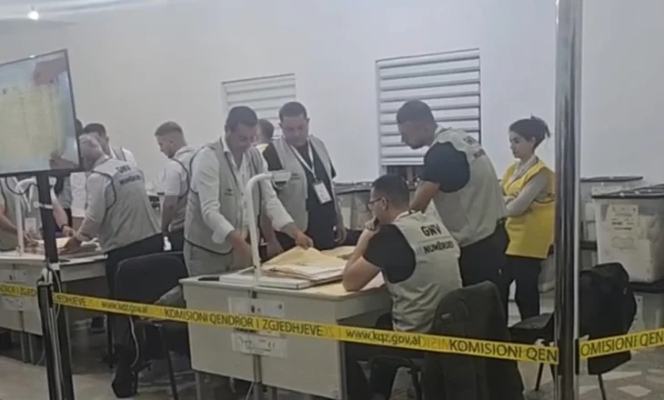 Numërohen 100 kuti nga 587 në Fier, socialistët kryesojnë me afro 10 mijë vota ndaj opozitës