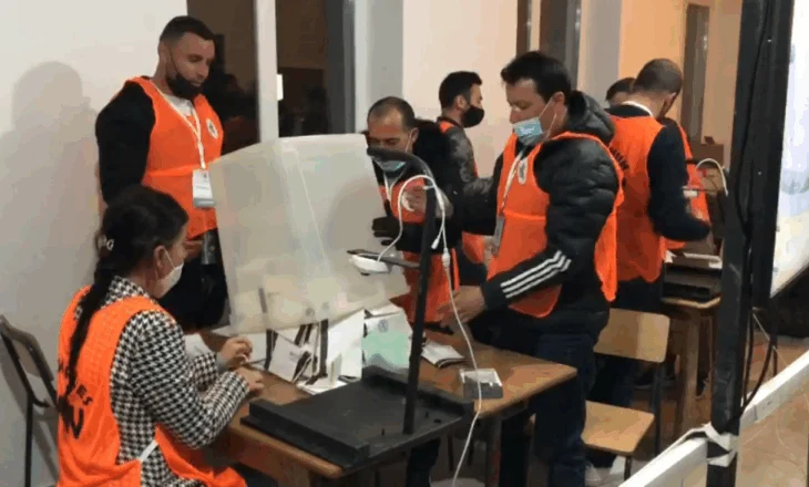 Numërohen 12 kuti nga 1282 në Tiranë, kryeson Partia Socialiste, grumbullon mbi 1400 vota