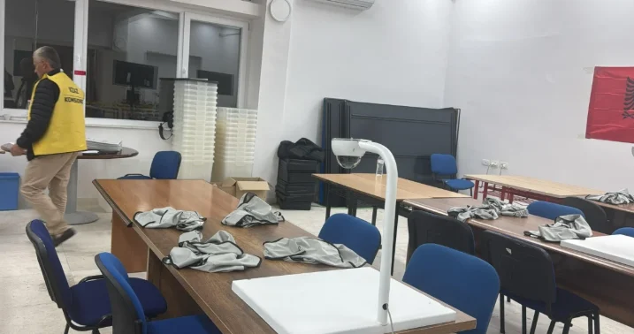 Numërohen 14 kuti nga 587 në Fier, socialistët kryesojë me mbi 1500 vota ndaj opozitës