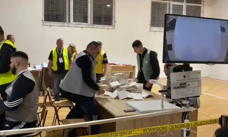 Numërohen 6 kutitë e para në Kolonjë, kryeson PS me një diferencë ndaj PD-ASHM