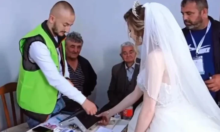 Nusja dhe dhëndri votojnë në ditën e tyre të dasmës