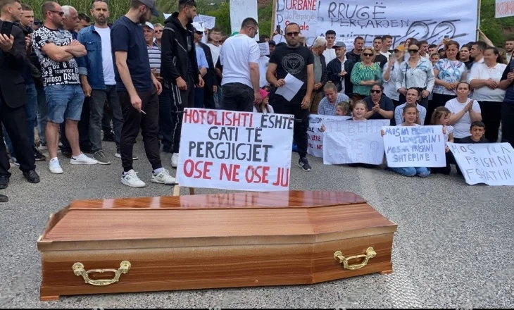 “Ose ne, ose ju!”/ Protesta e banorëve “agravon” si asnjëherë, sjellin arkivol në rrugë: Jemi gati të përgjigjemi…