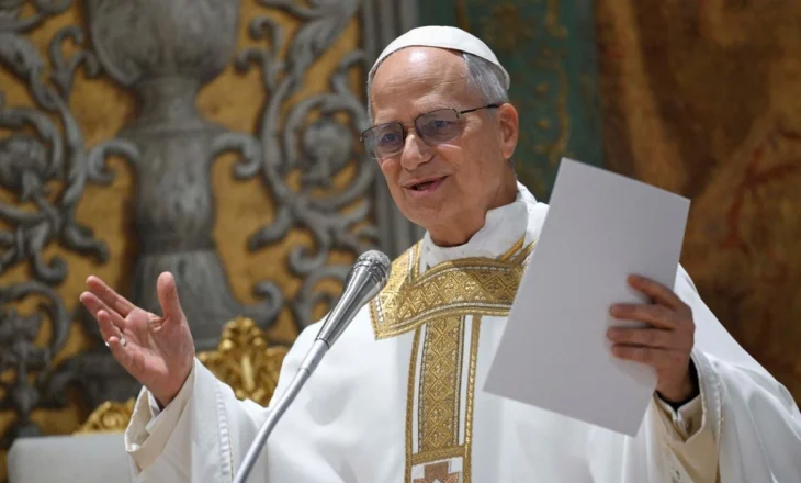 Papa i ri mban meshën e parë: Mbështetës i emigrantëve, i kërkon falje Zotit! 