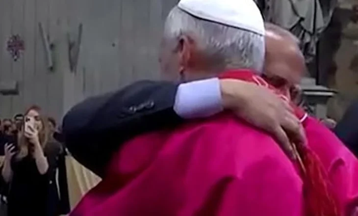 Papa Leo XIV thyen protokollin gjatë ceremonisë dhe përqafon vëllanë e tij