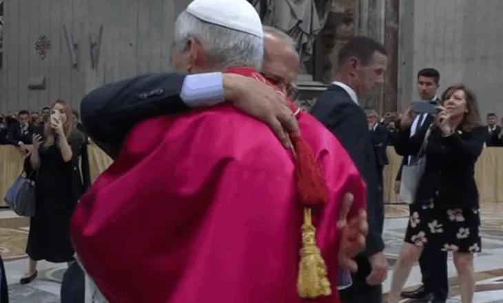 Papa Leo XIV thyen protokollin gjatë ceremonisë së inaugurimit, përqafon vëllain