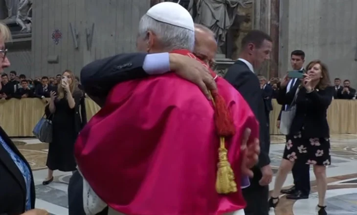 Papa Leon XIV shkel protokollin, përqafon vëllain e tij gjatë ceremonisë së përurimit