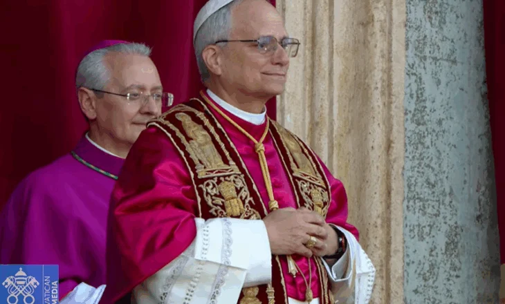 Papa Leoni i XIV përshëndet për herë të parë besimtarët në sheshin e “Shën Pjetrit”
