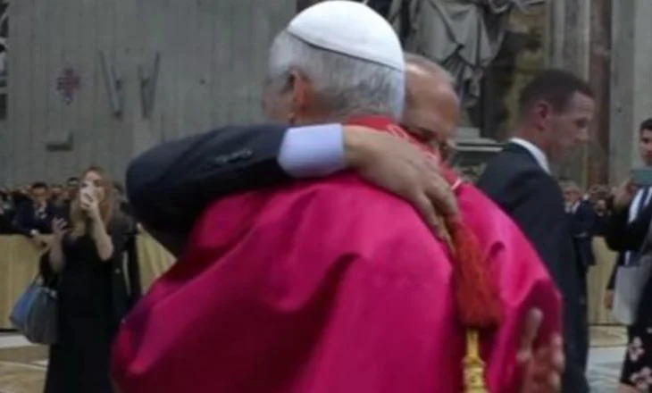 Papa Leoni XIV shkel protokollin, përqafon vëllain gjatë ceremonisë së përurimit